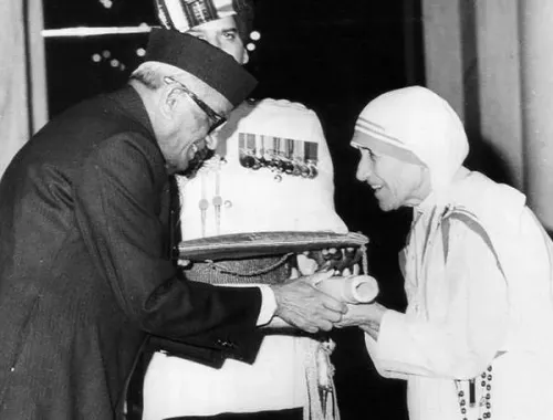 Mother Teresa receiving Indian awards